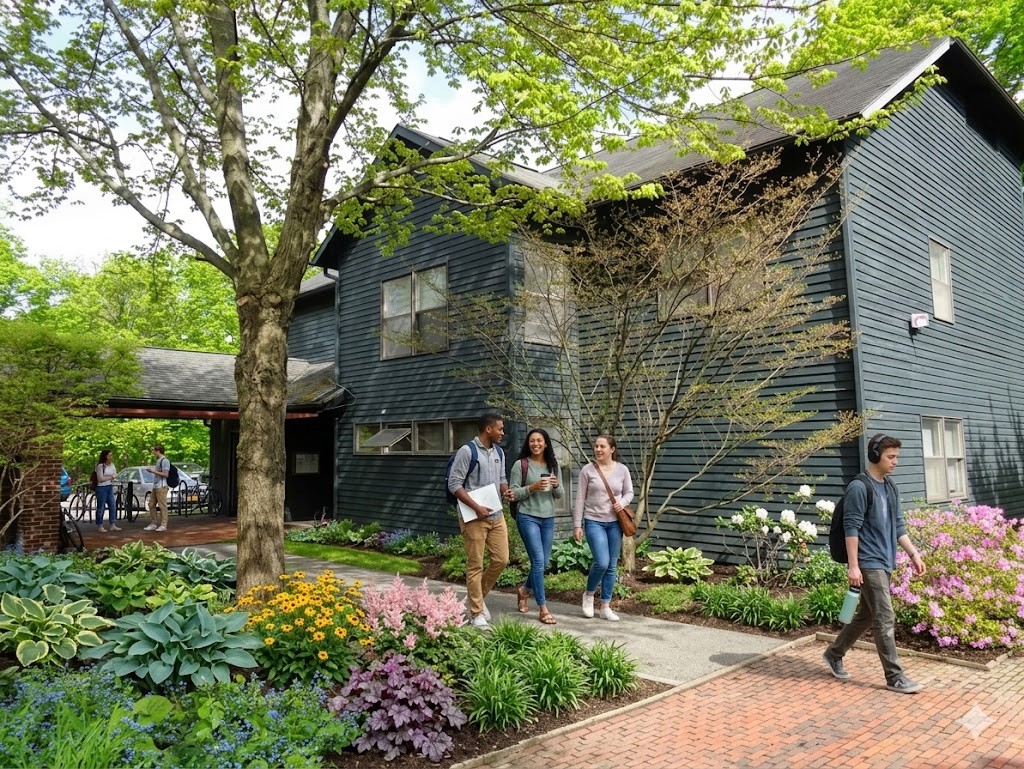 Students walking through the grounds of 120 Westbourne Lane A Baker House Residence